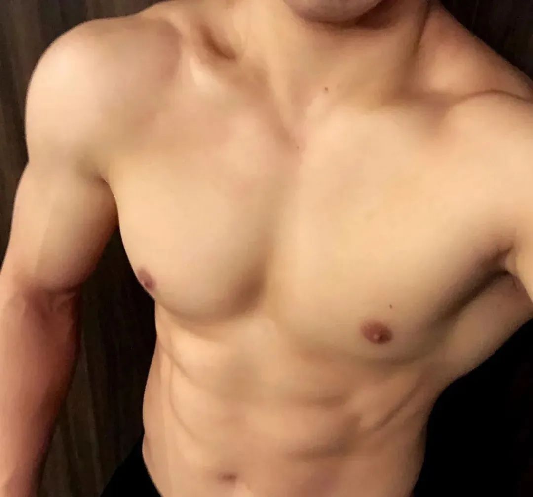 推特网红肌肉爸爸私教课卖五百约的都是男顾客，值吗？