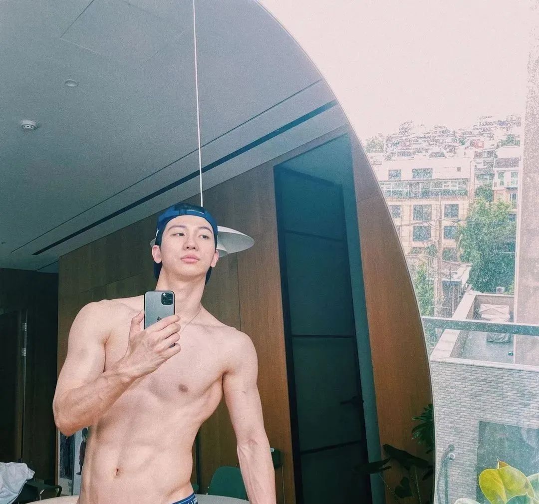 运动裤湿透的长腿小哥，匀称有型长得太可拉