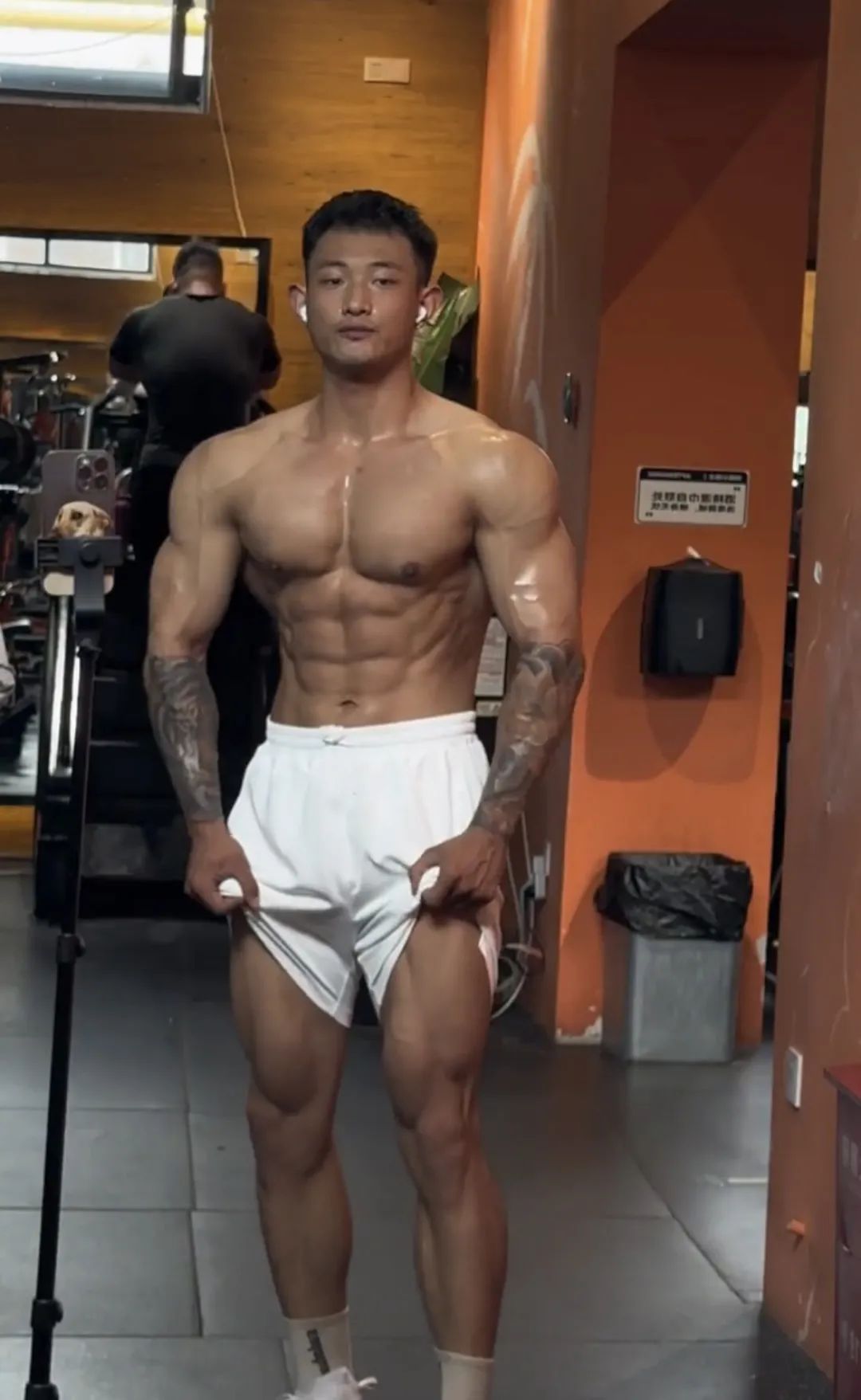 黑皮钢铁直男健身教练，夜访女记者，大花臂爱了…