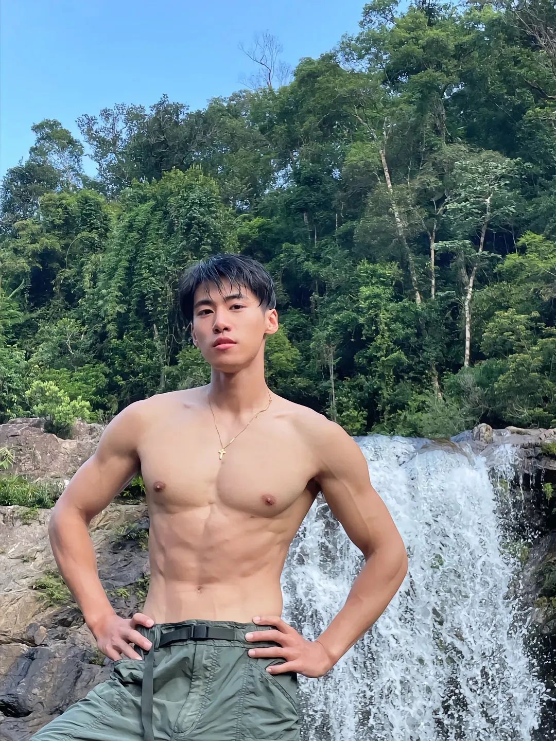 百万粉丝男网红！深夜和 TS 小男娘约会被抓拍…