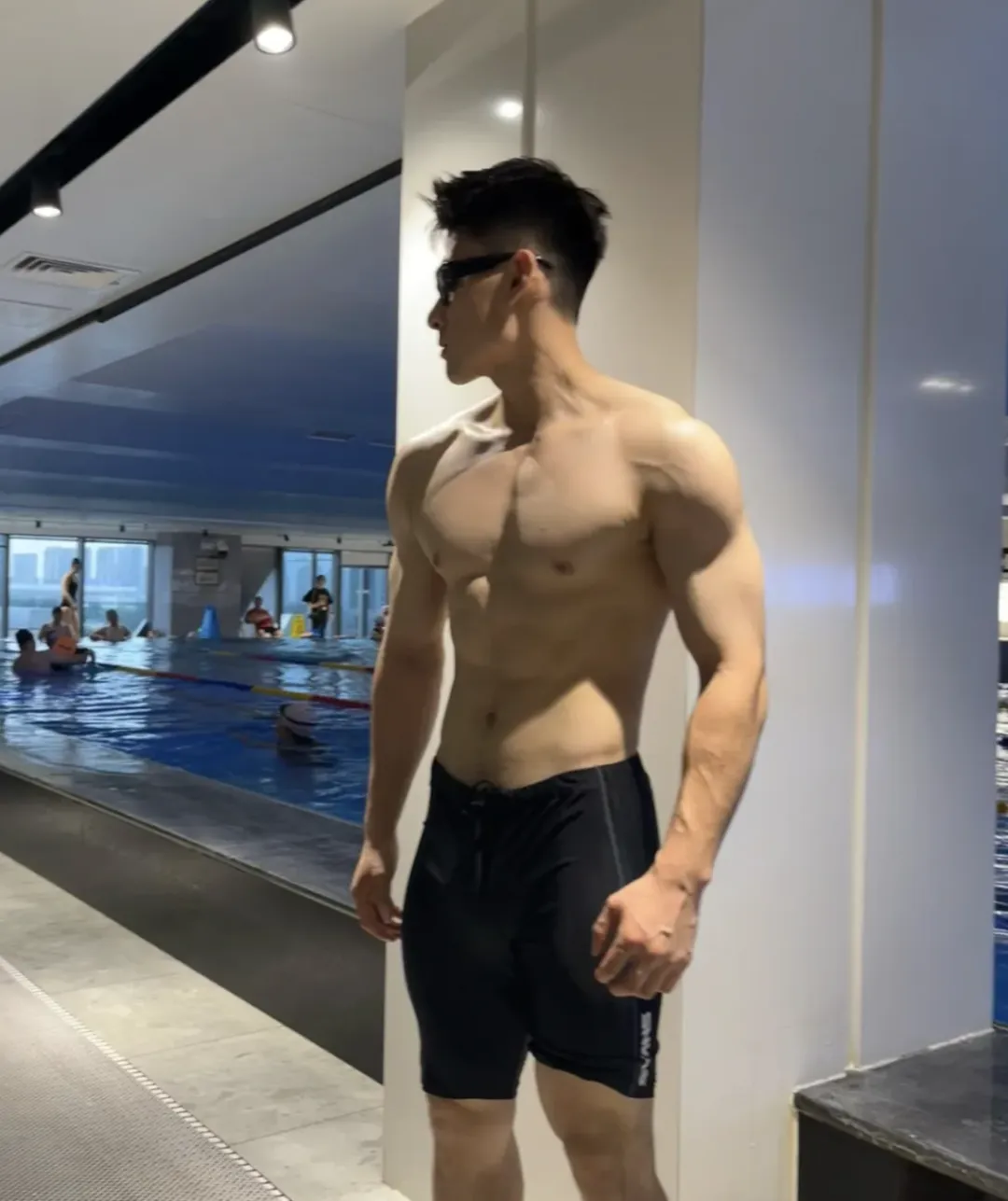 泳池湿透的长腿运动男，东北男人就是强大呀！！