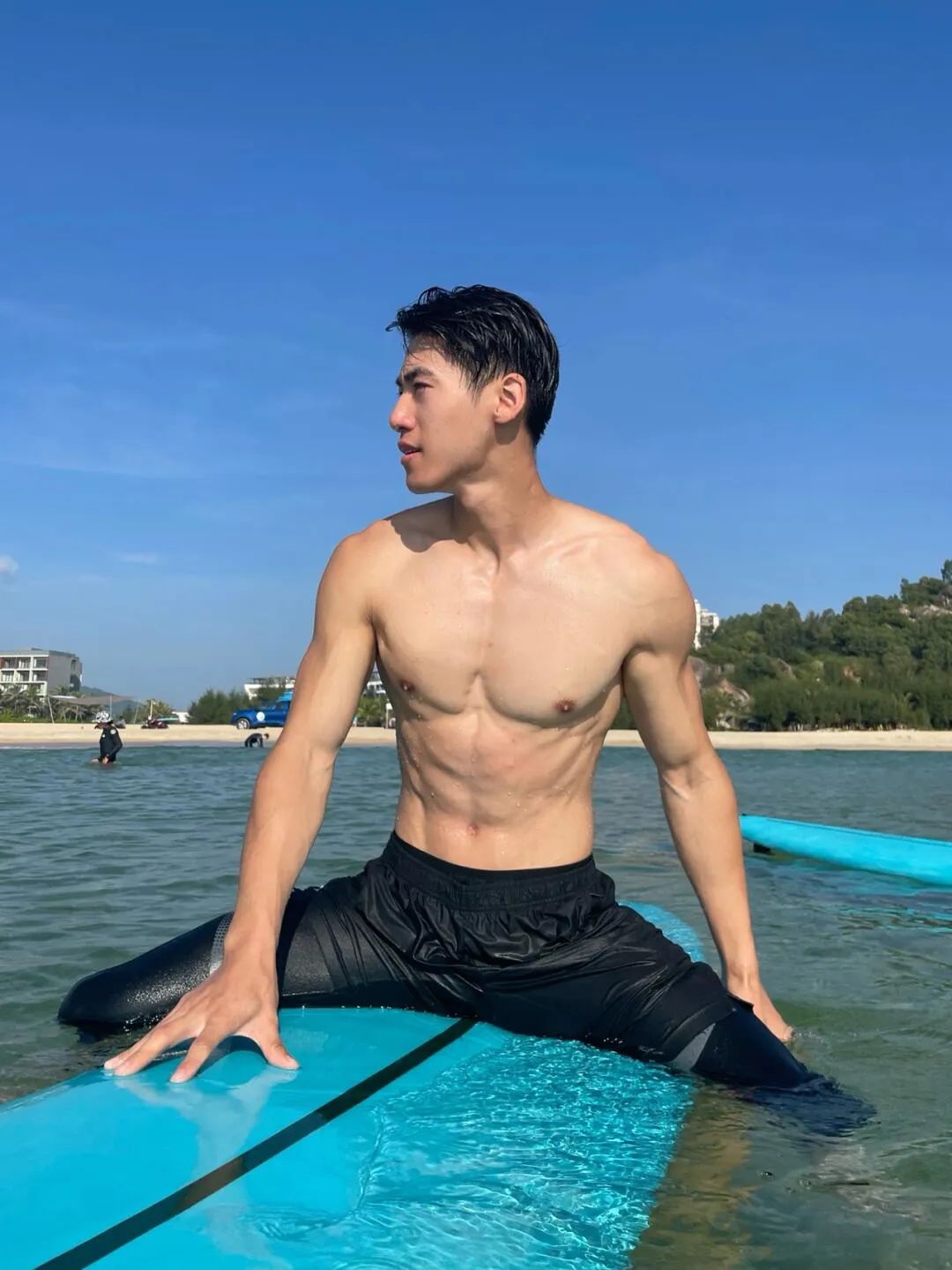百万粉丝男网红！深夜和 TS 小男娘约会被抓拍…