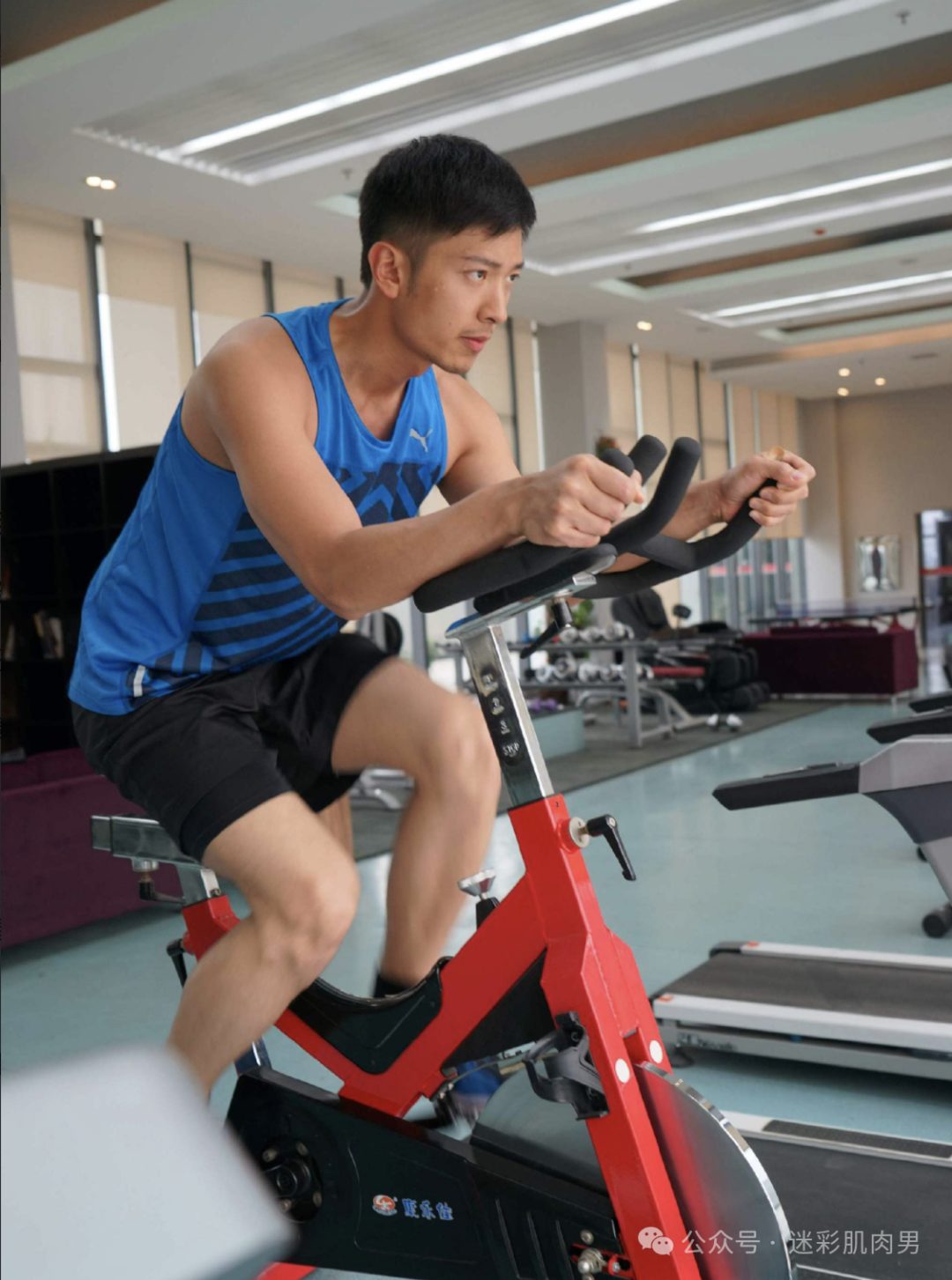 香港先生冠军高钧贤早年私照被扒翻红，穿太少真好看！