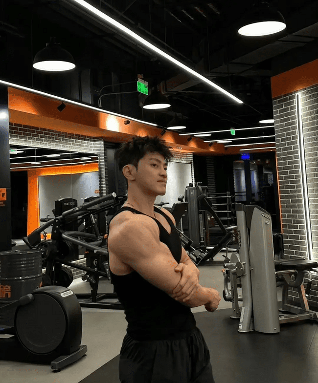 威武雄壮肌肉男，腹肌刚毅完美男人！