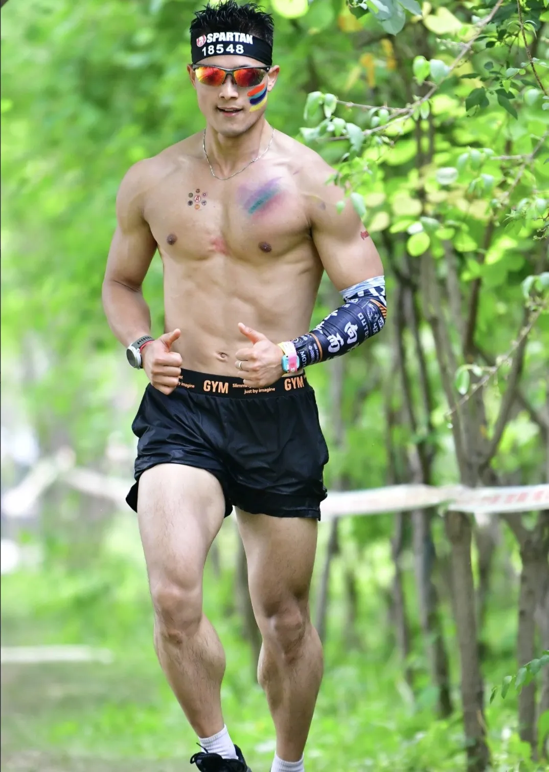 参加斯巴达的运动男湿湿透，穿这么紧身的裤子吗？