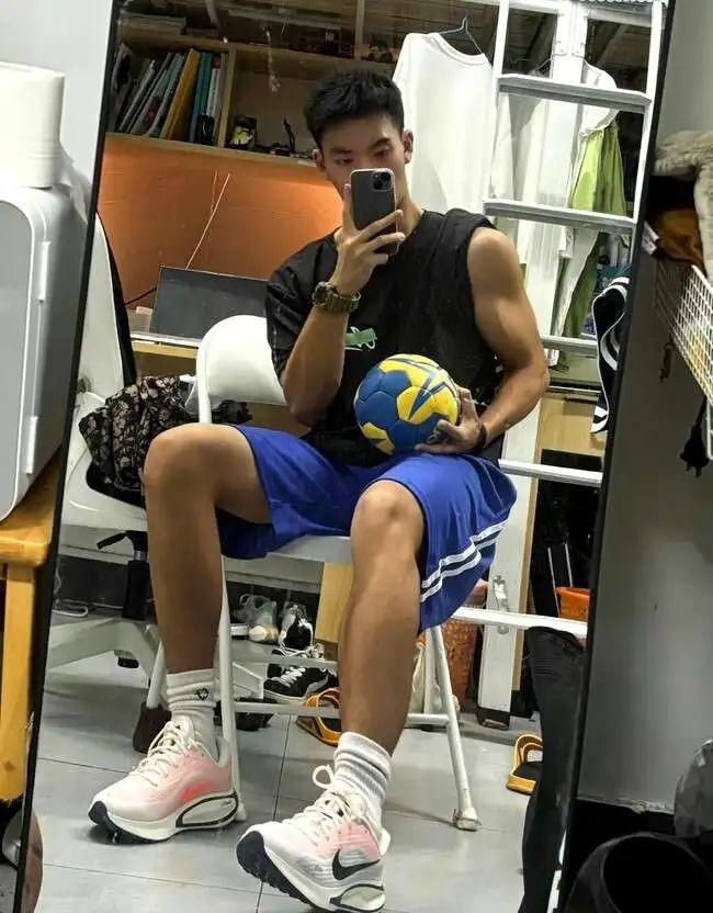 广州网红体育生博主，X 张力拉满了！