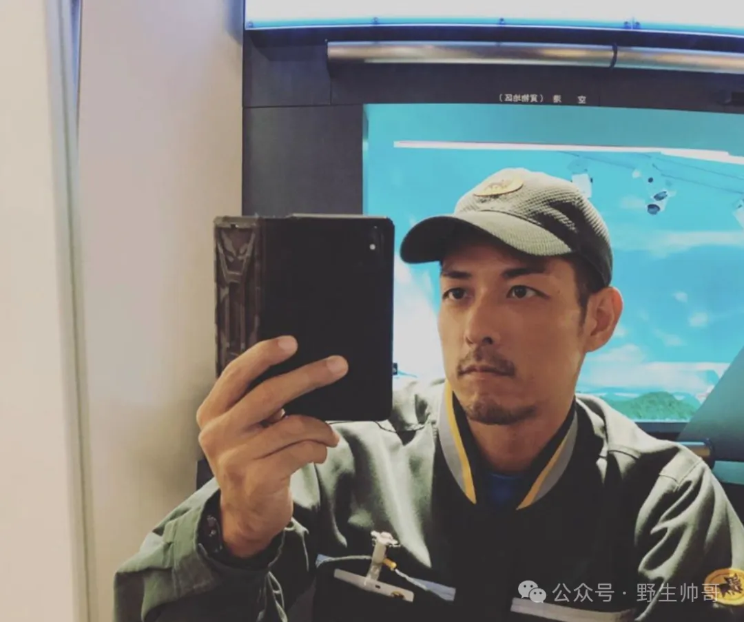 日本这枚正装男酒店见网友涉嫌偷窃他人财物，你看过他的吗