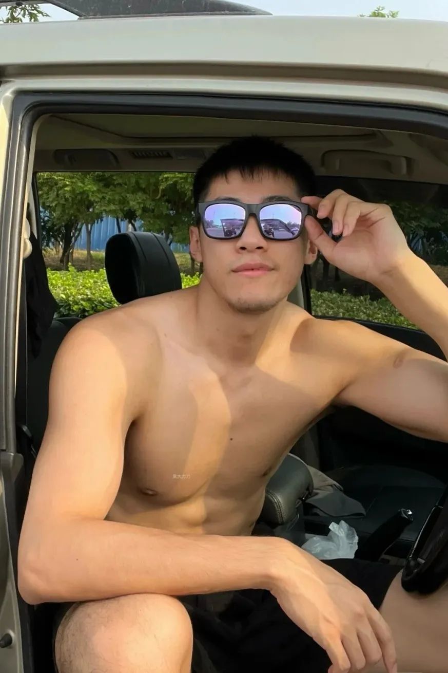 【直男日记】185CM 的足球湿身照，是你新老公吗？