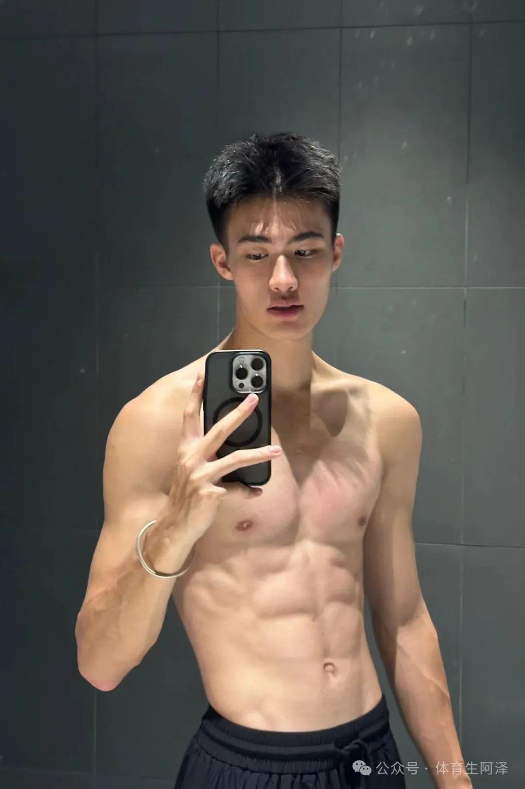 黑皮体育生当警察是种什么体验，哇塞别太帅....