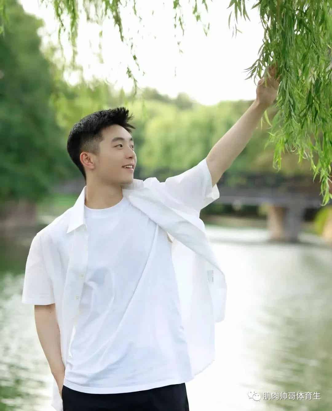 精致男孩又来啦，治愈系笑容太迷人