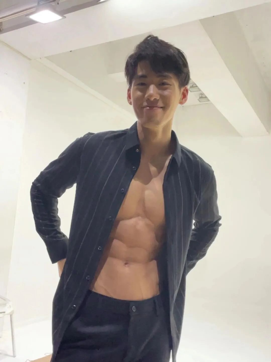 百万粉丝男网红！深夜和 TS 小男娘约会被抓拍…