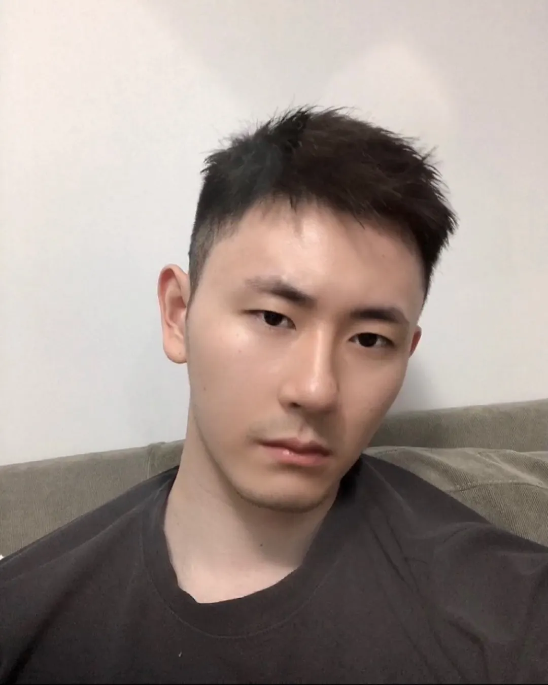 穿黑内裤自拍的野生男私照扒到啦，大实力遮不住呀！