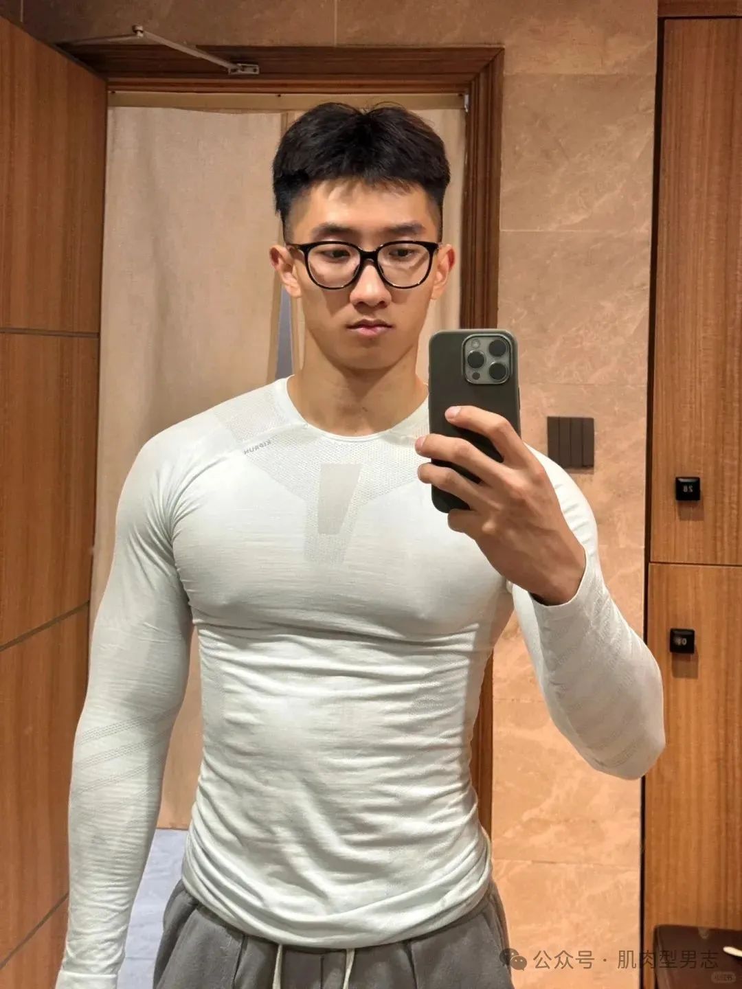 灰裤子彝族小哥超可以！穿上泳裤这谁顶