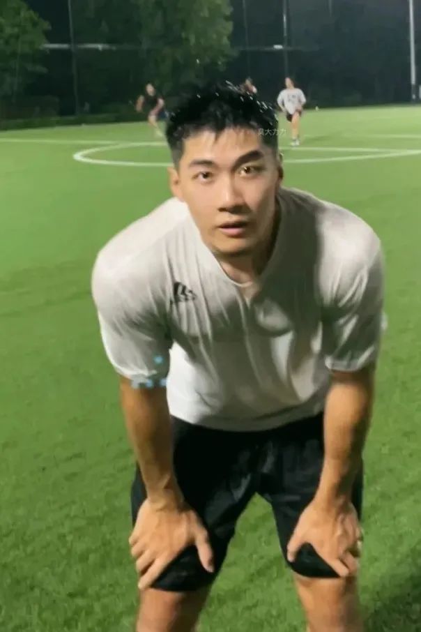 【直男日记】185CM 的足球湿身照，是你新老公吗？