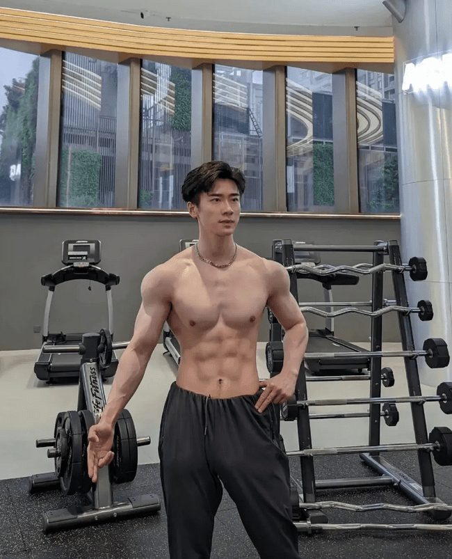 八块腹肌的高颜值语文老师帅呆了！