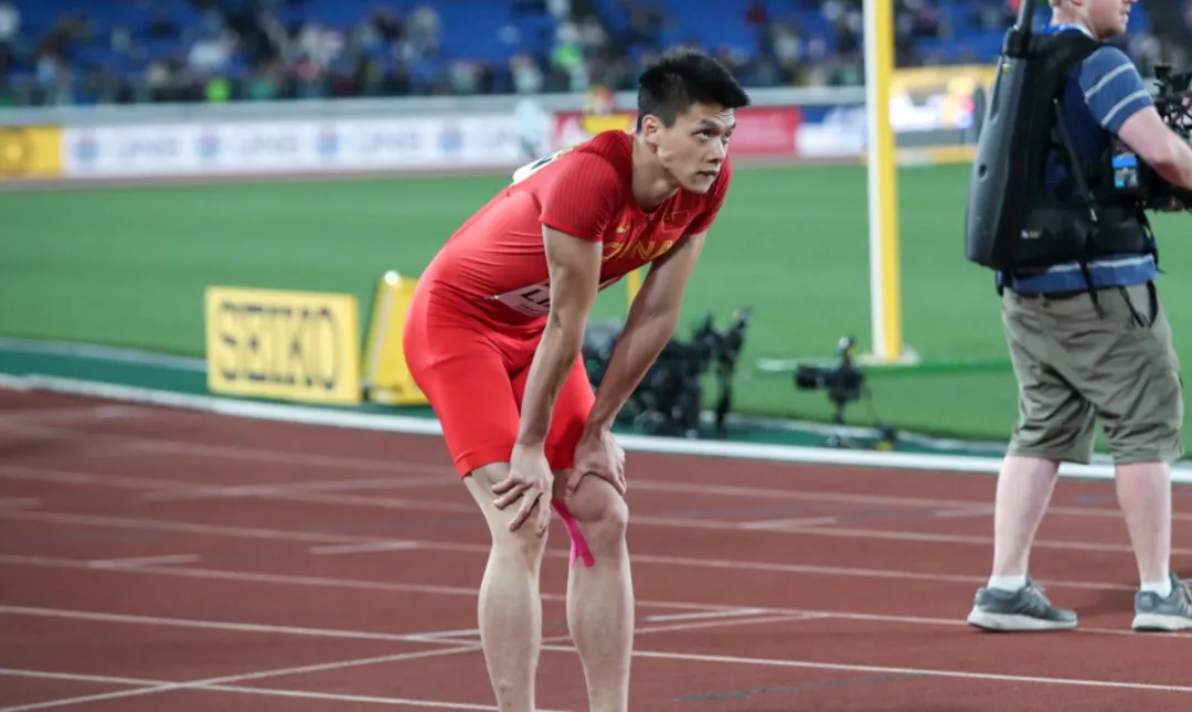 苏炳添小师弟户外冲凉被拍，这臀也太翘了！
