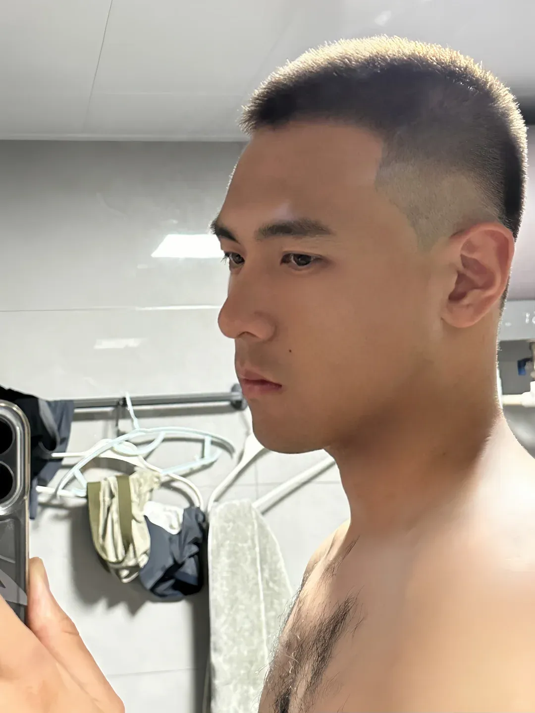 辽宁 190CM 寸头退役兵哥自拍，胸毛长得也太旺盛了！
