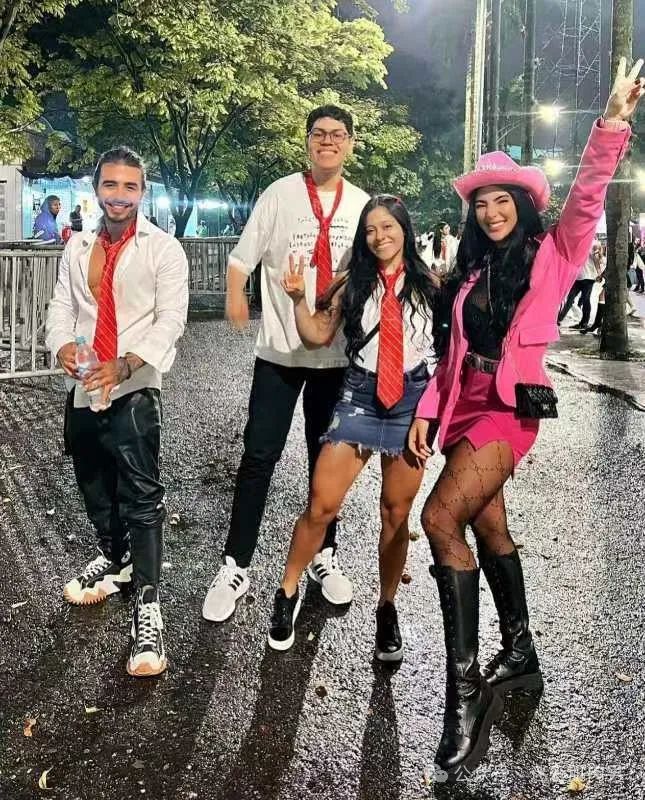 跑马拉松脱衣服的运动男，穿灰裤子大实力藏不住了！