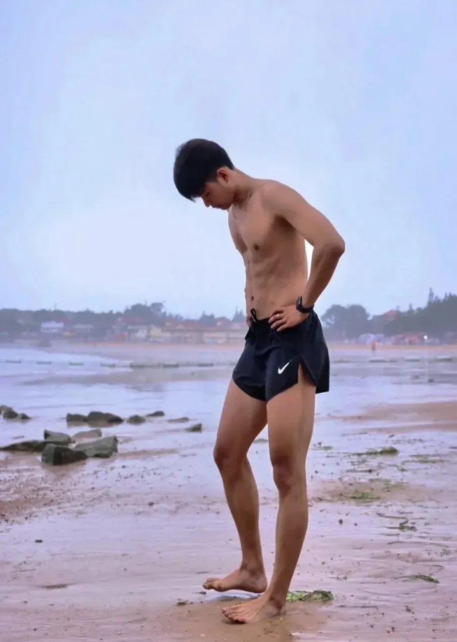 193CM 黑皮田径体育生，19 岁山东男大的迷人魅力！