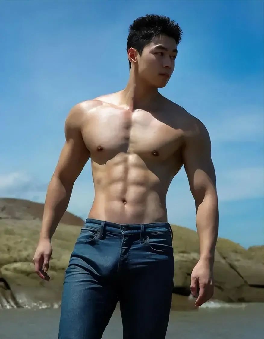 182cm 福建黑皮帅哥，八块腹肌超吸睛！