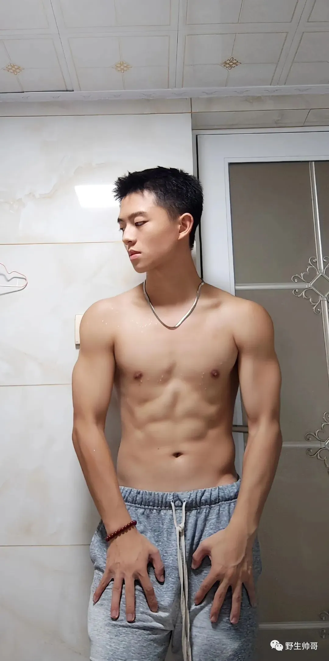 南宁覃森平替 20 体育生穿内裤自拍，拉低裤子秀腹肌大实力！