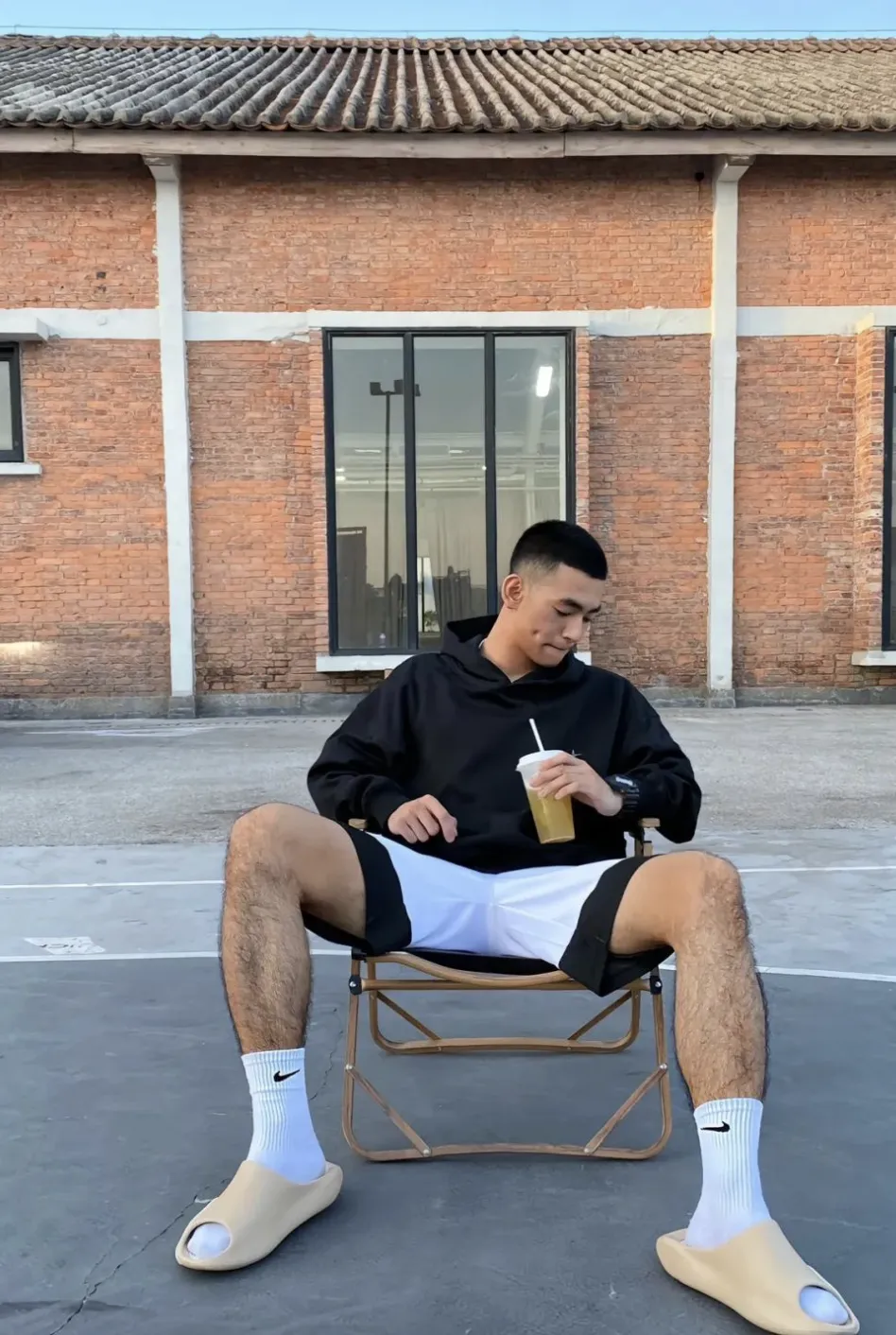 退役的寸头小哥脱啦，长腿粗壮腿毛长的太旺盛了！