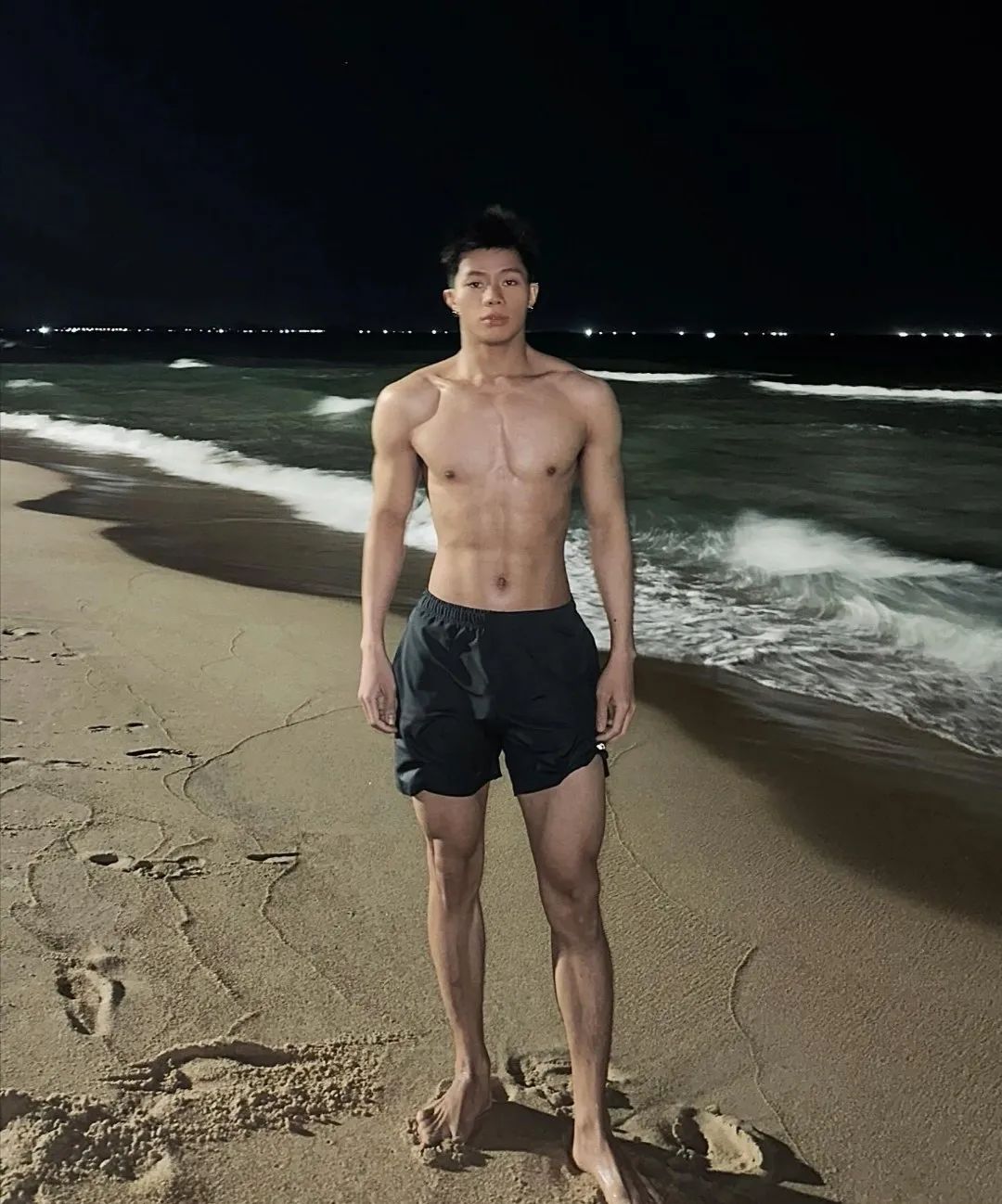185cm 体育生在酒店自拍，完美尺度！