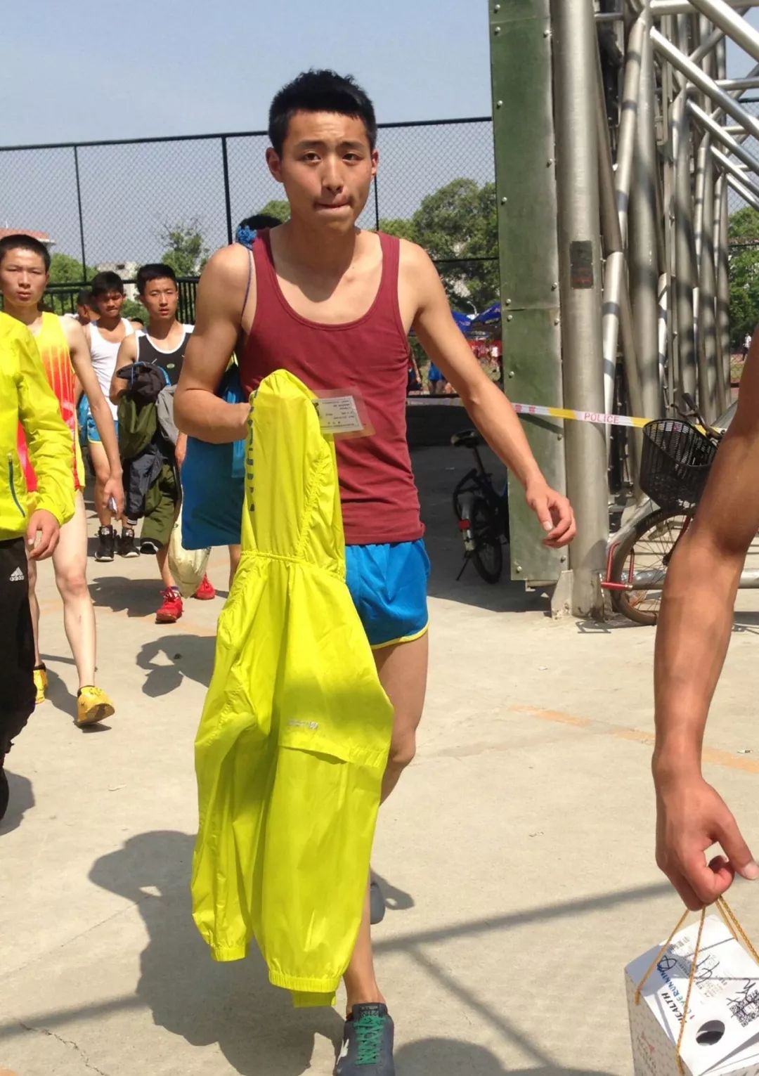 成都体院遇见的野生体育生，操场一个穿得比一个紧！