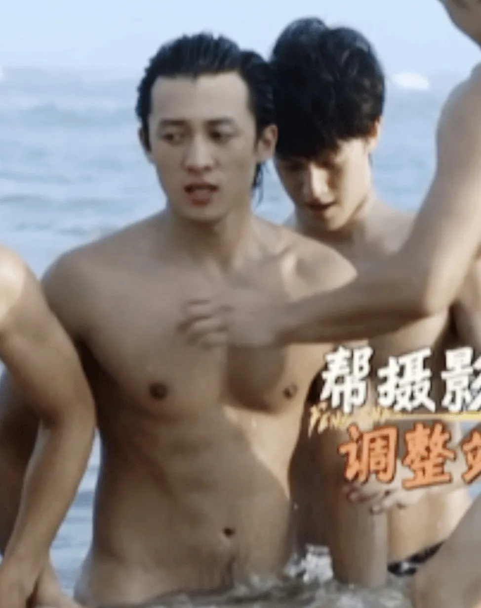 侯雯元没穿泳裤？腹毛这么性感实力大出圈！