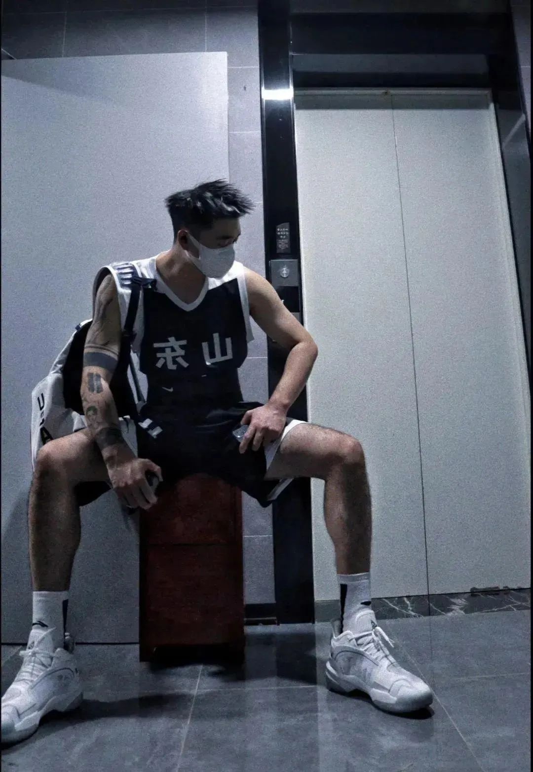山东黑皮篮球体育生，白袜腹肌太爷们了