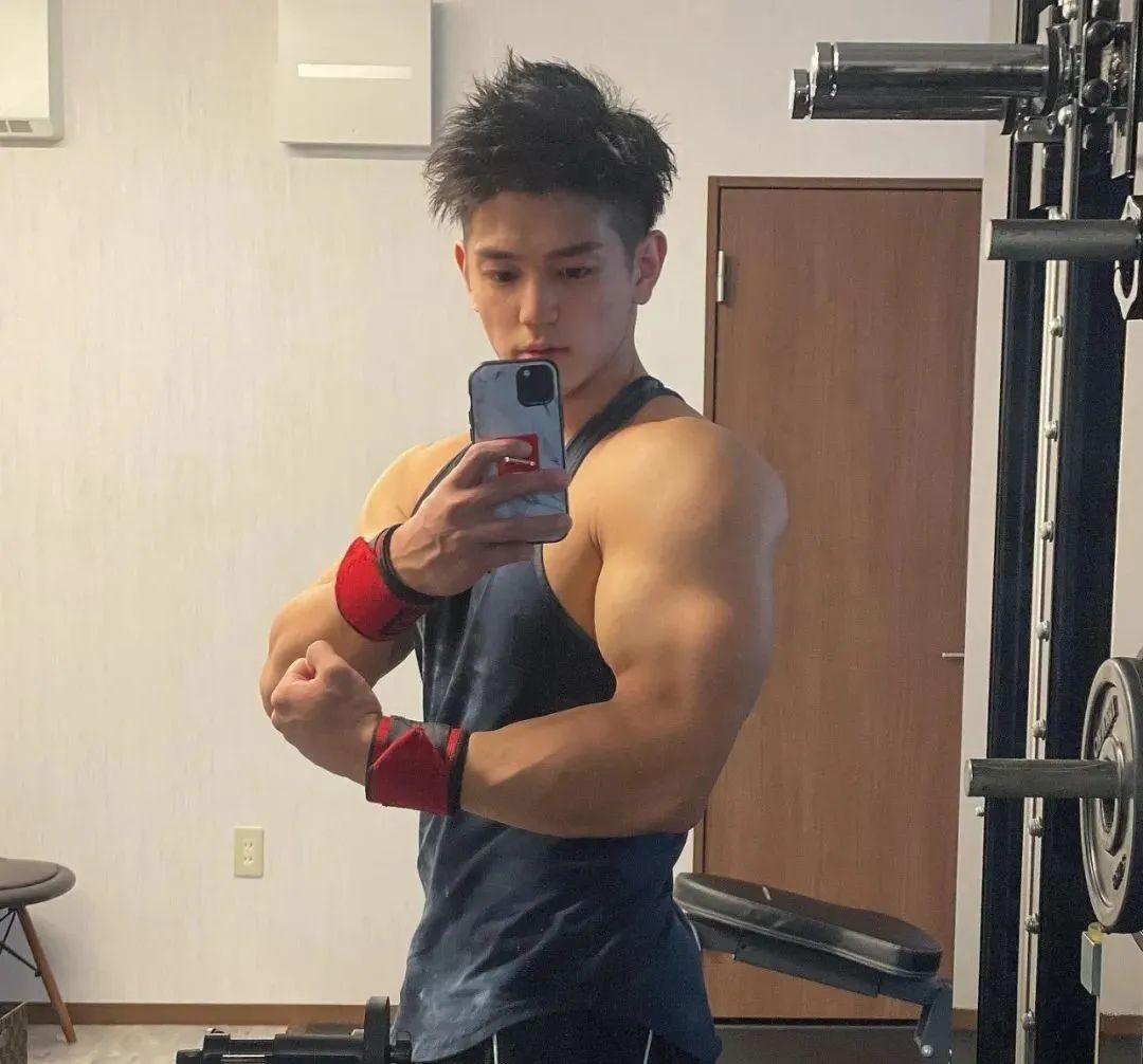 推特网红肌肉爸爸私教课卖五百约的都是男顾客，值吗？