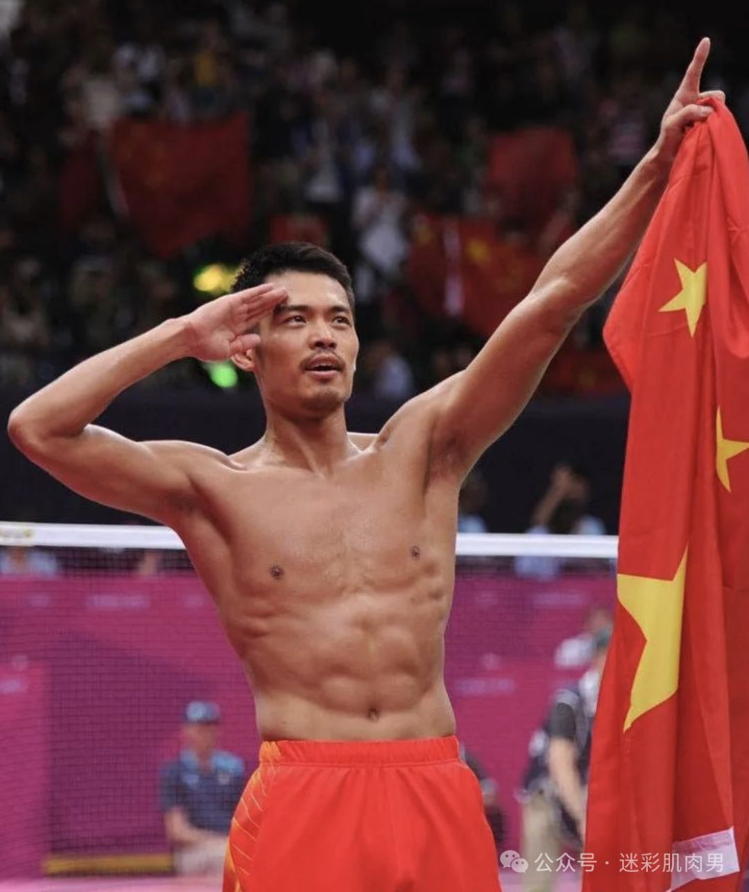 41 岁林丹穿超短裤叉太开满屏了，视频全是大长腿！！