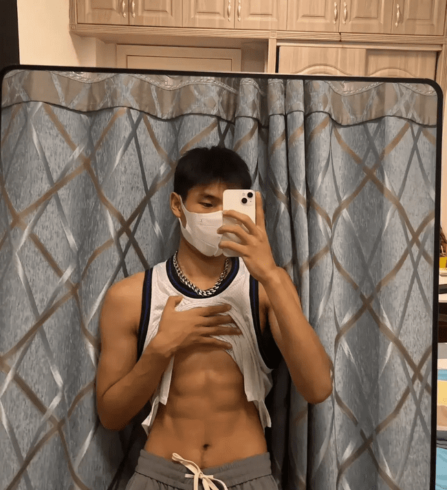男大体育生黑皮肌肉帅哥独自在酒店！
