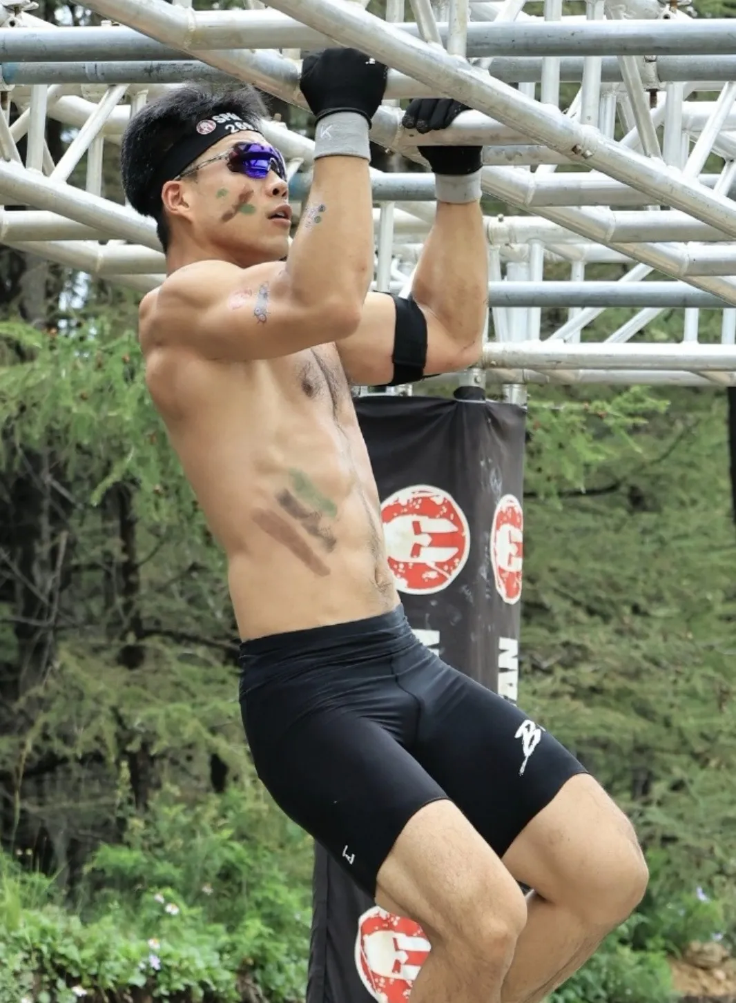 参加斯巴达的运动男湿湿透，穿这么紧身的裤子吗？