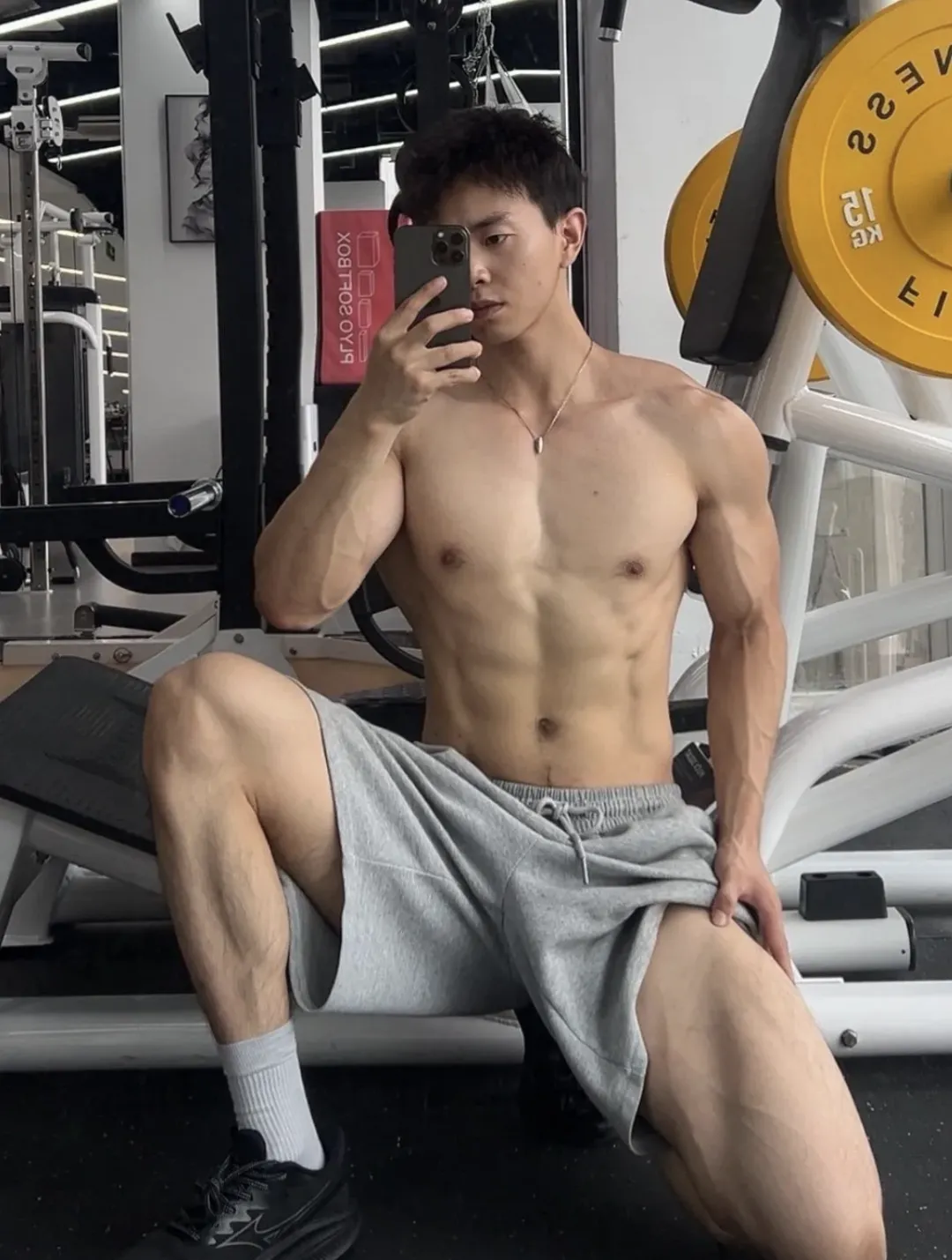 穿灰裤子的六块腹肌小兵哥自拍，长腿青筋爆棚呀！