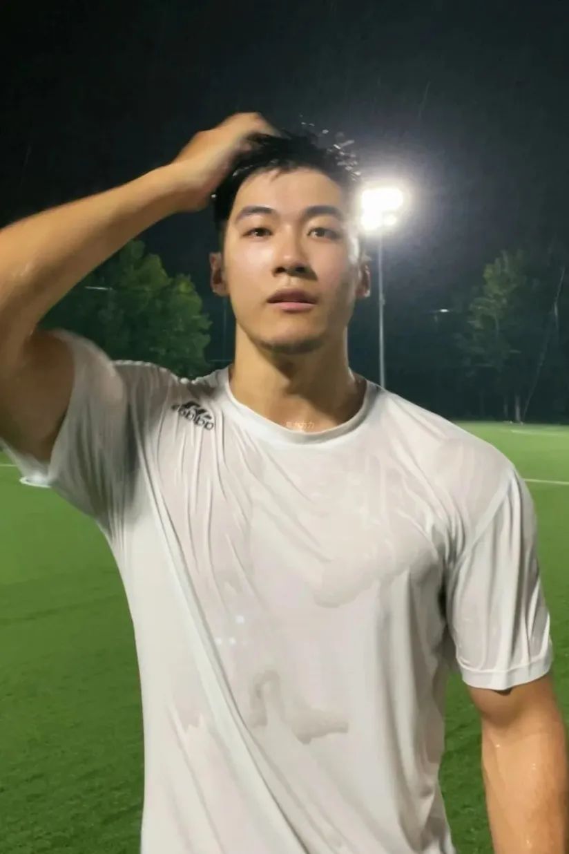 【直男日记】185CM 的足球湿身照，是你新老公吗？