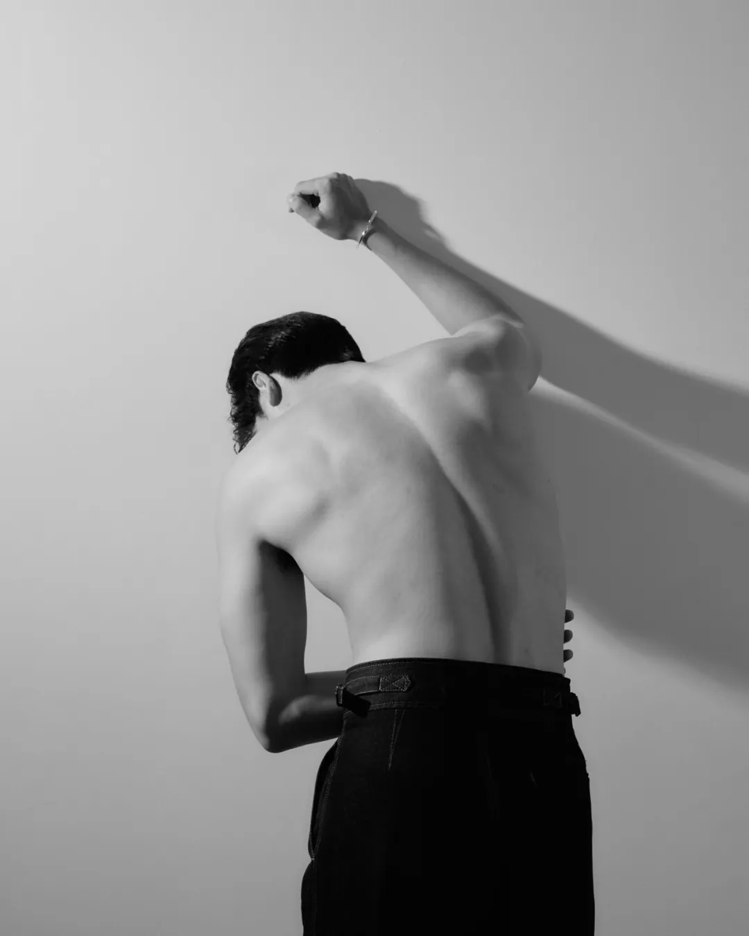 有的男明星光是躺在那里，就足以让人大饱眼福！