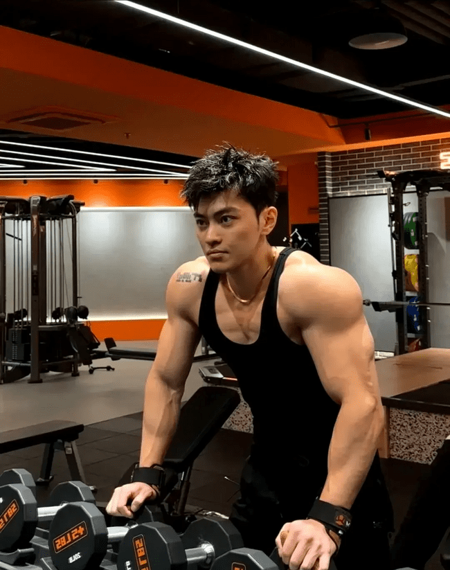 威武雄壮肌肉男，腹肌刚毅完美男人！