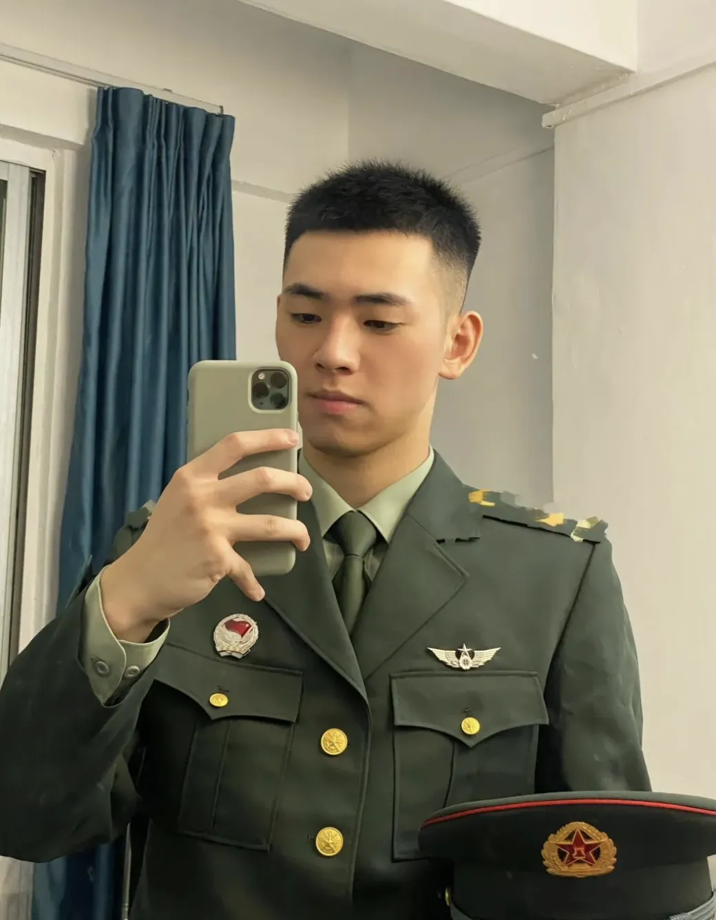 退役的寸头小哥脱啦，长腿粗壮腿毛长的太旺盛了！
