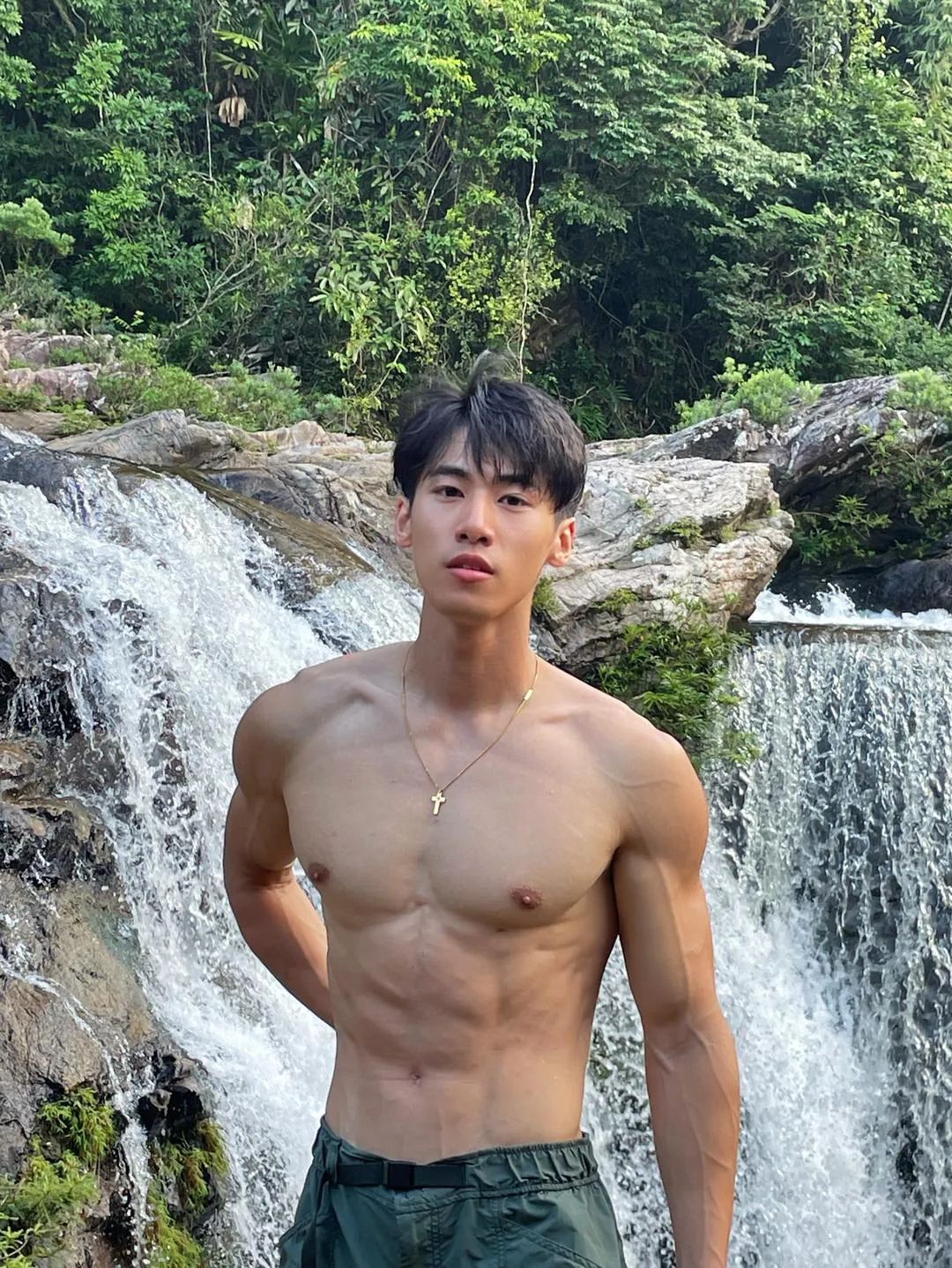 百万粉丝男网红！深夜和 TS 小男娘约会被抓拍…