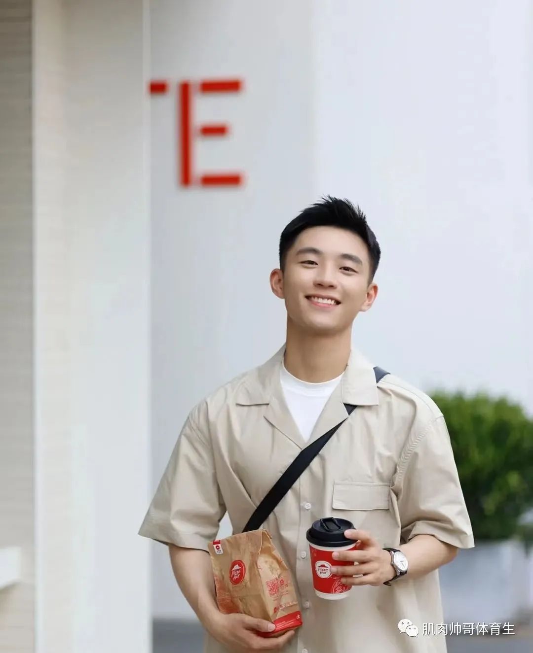 精致男孩又来啦，治愈系笑容太迷人