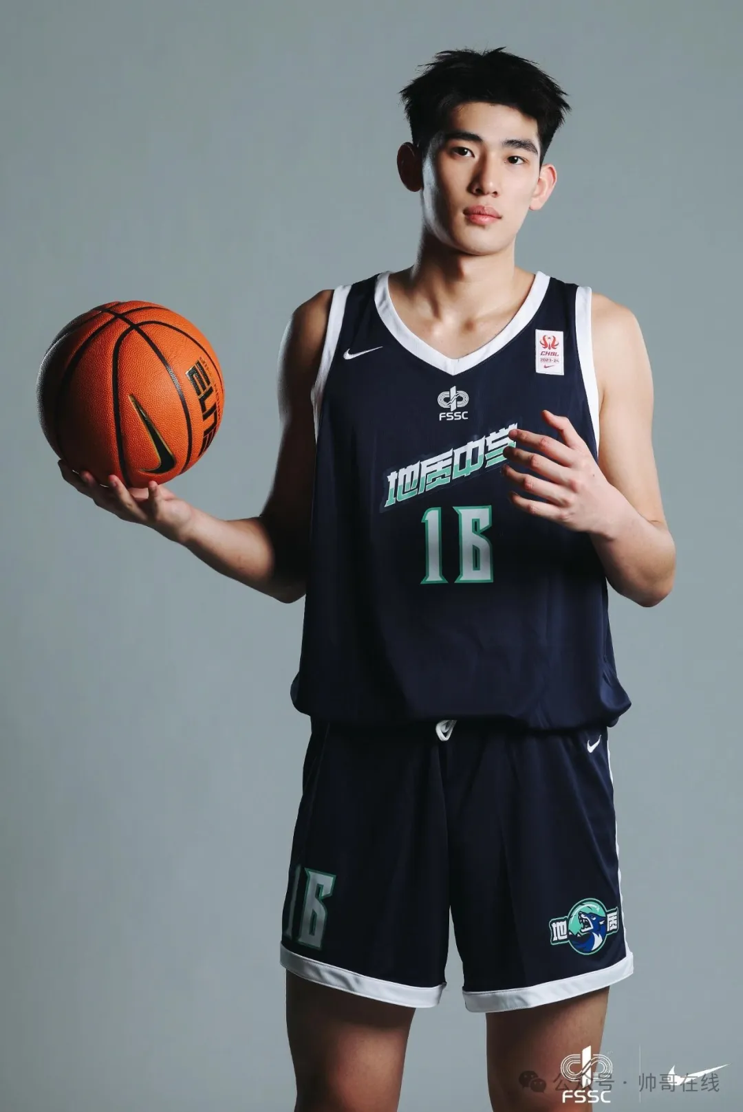 05 年 199CM 男大篮球体育生，运动员的颜值真不是吹的！