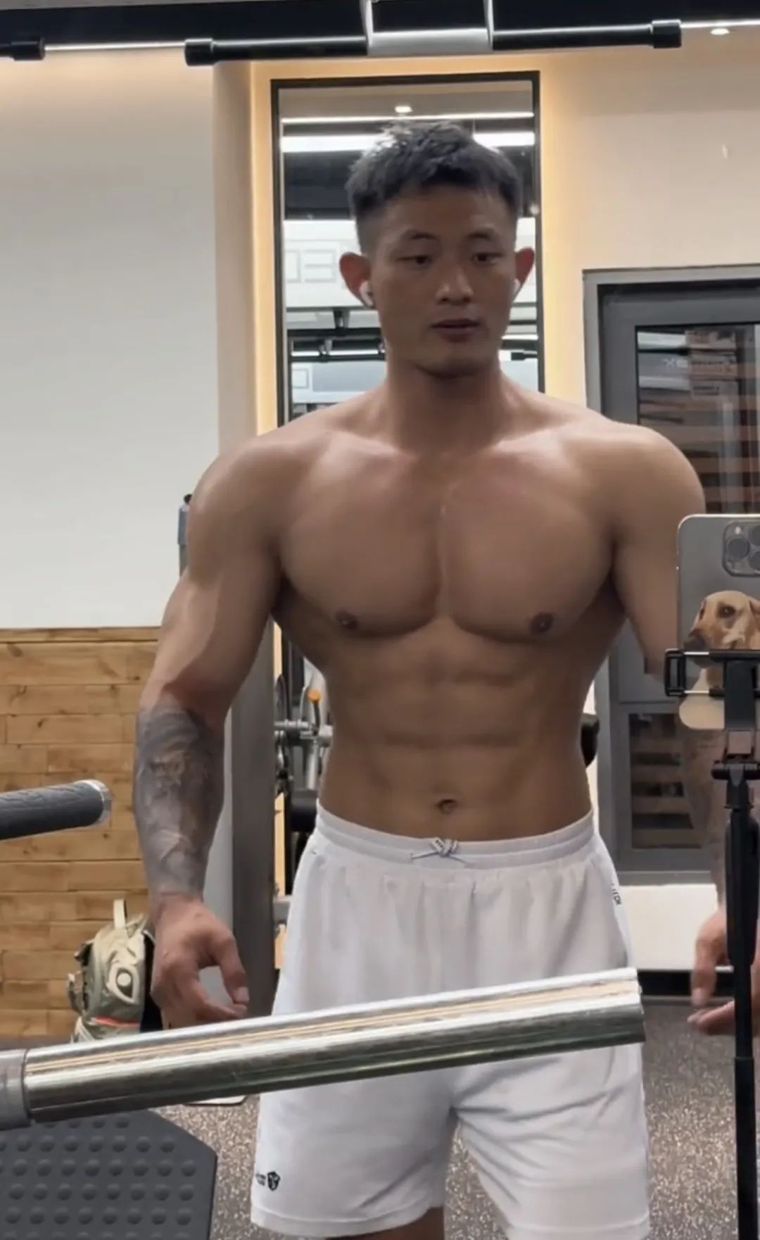 黑皮钢铁直男健身教练，夜访女记者，大花臂爱了…