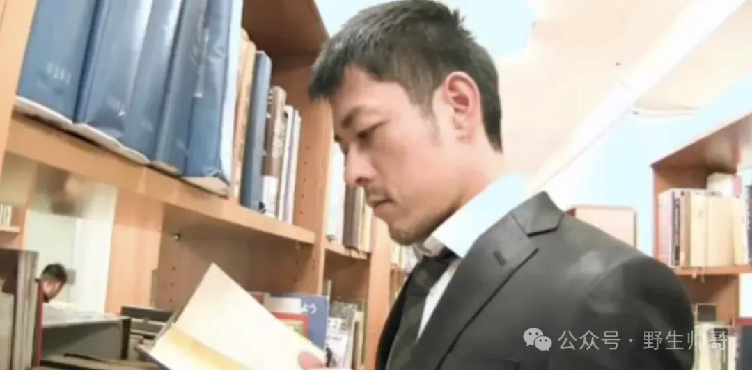 日本这枚正装男酒店见网友涉嫌偷窃他人财物，你看过他的吗