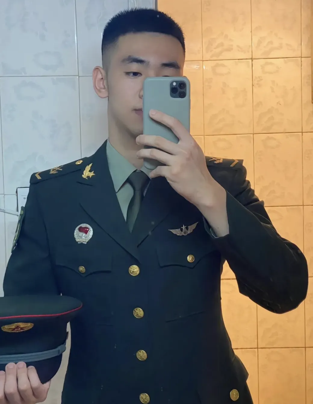 退役的寸头小哥脱啦，长腿粗壮腿毛长的太旺盛了！