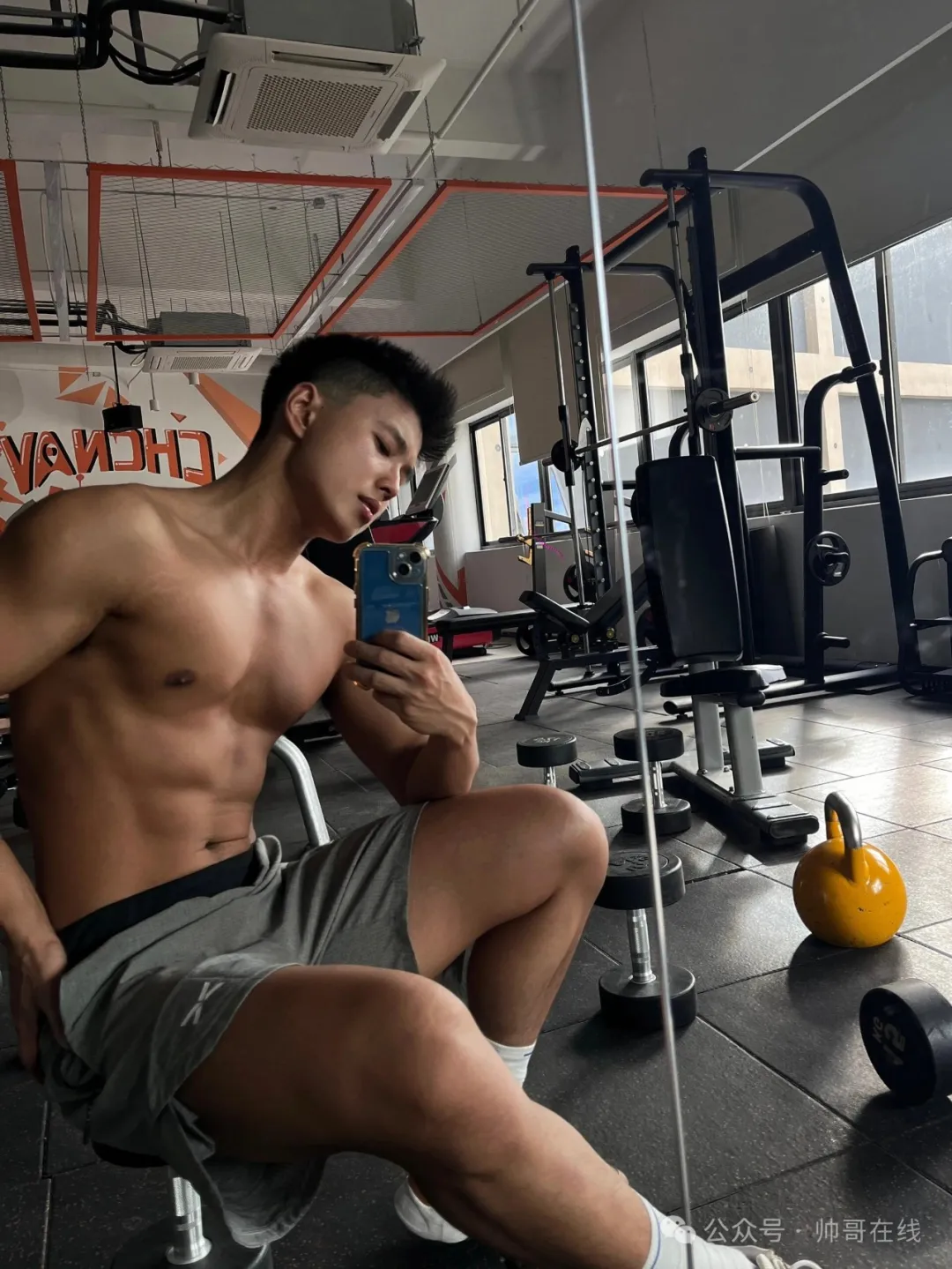 黑皮肌肉健身男大，全身汗湿太让人上头了!