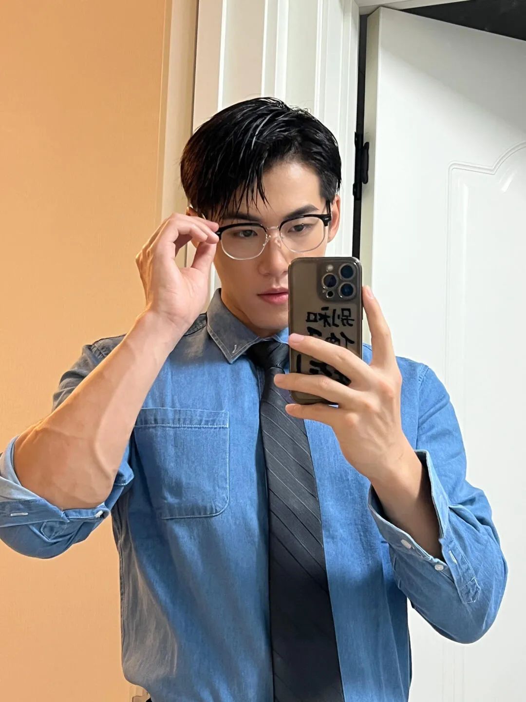 百万粉丝男网红！深夜和 TS 小男娘约会被抓拍…
