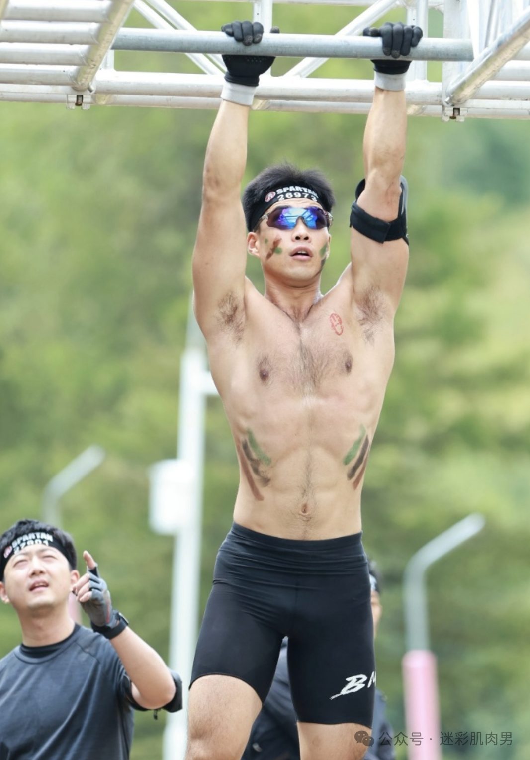 参加斯巴达的运动男湿湿透，我天这大腿能帮他洗吗？