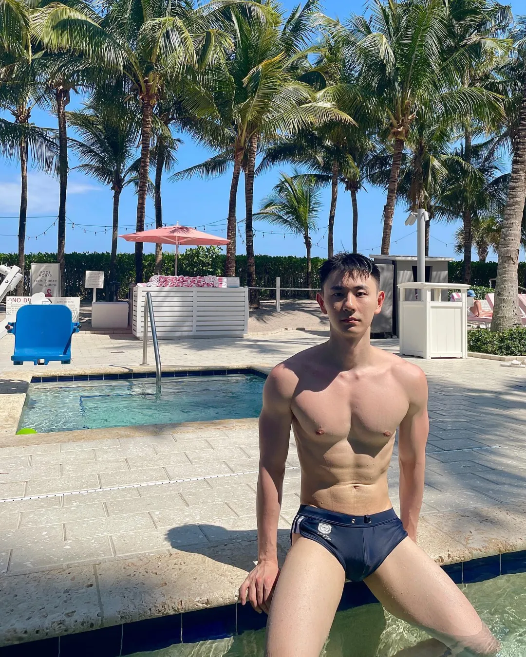 穿黑内裤自拍的野生男私照扒到啦，大实力遮不住呀！