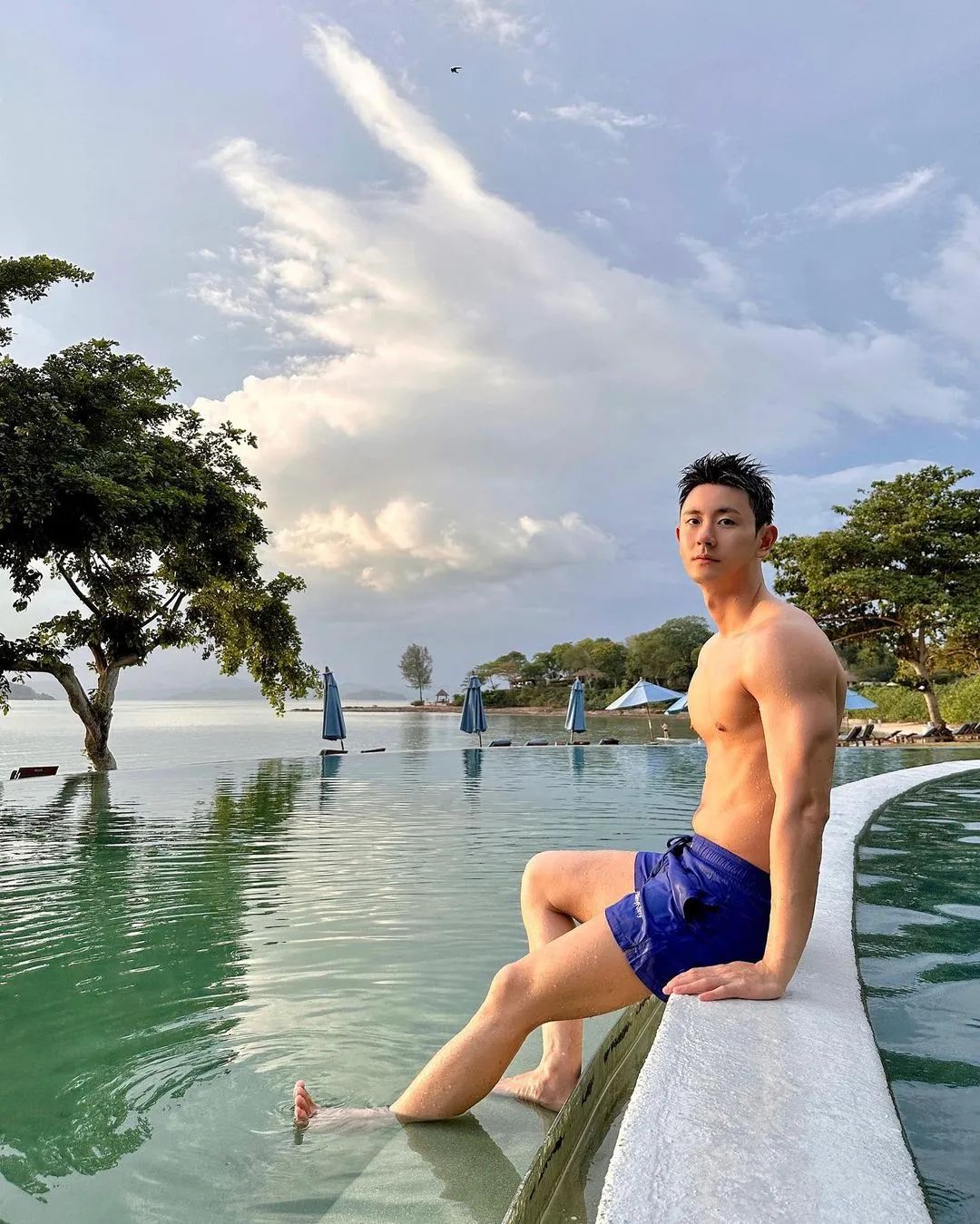 穿黑内裤自拍的野生男私照扒到啦，大实力遮不住呀！